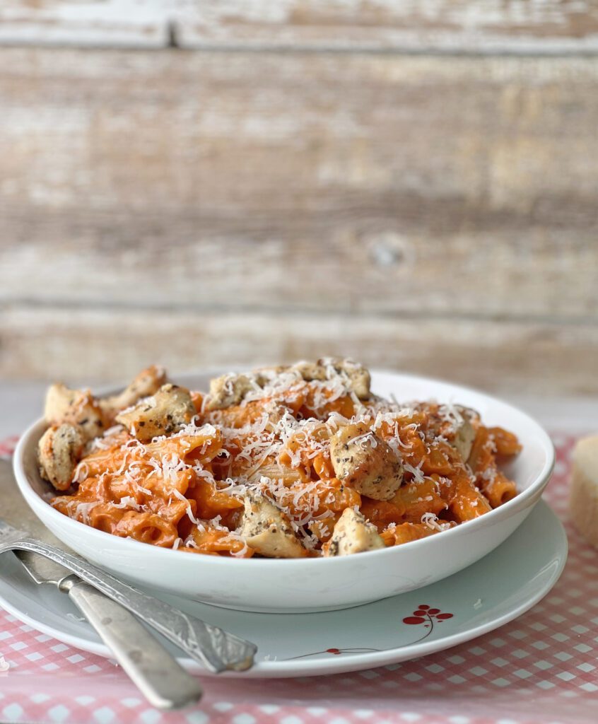 bowl of vodka pasta with chicken 